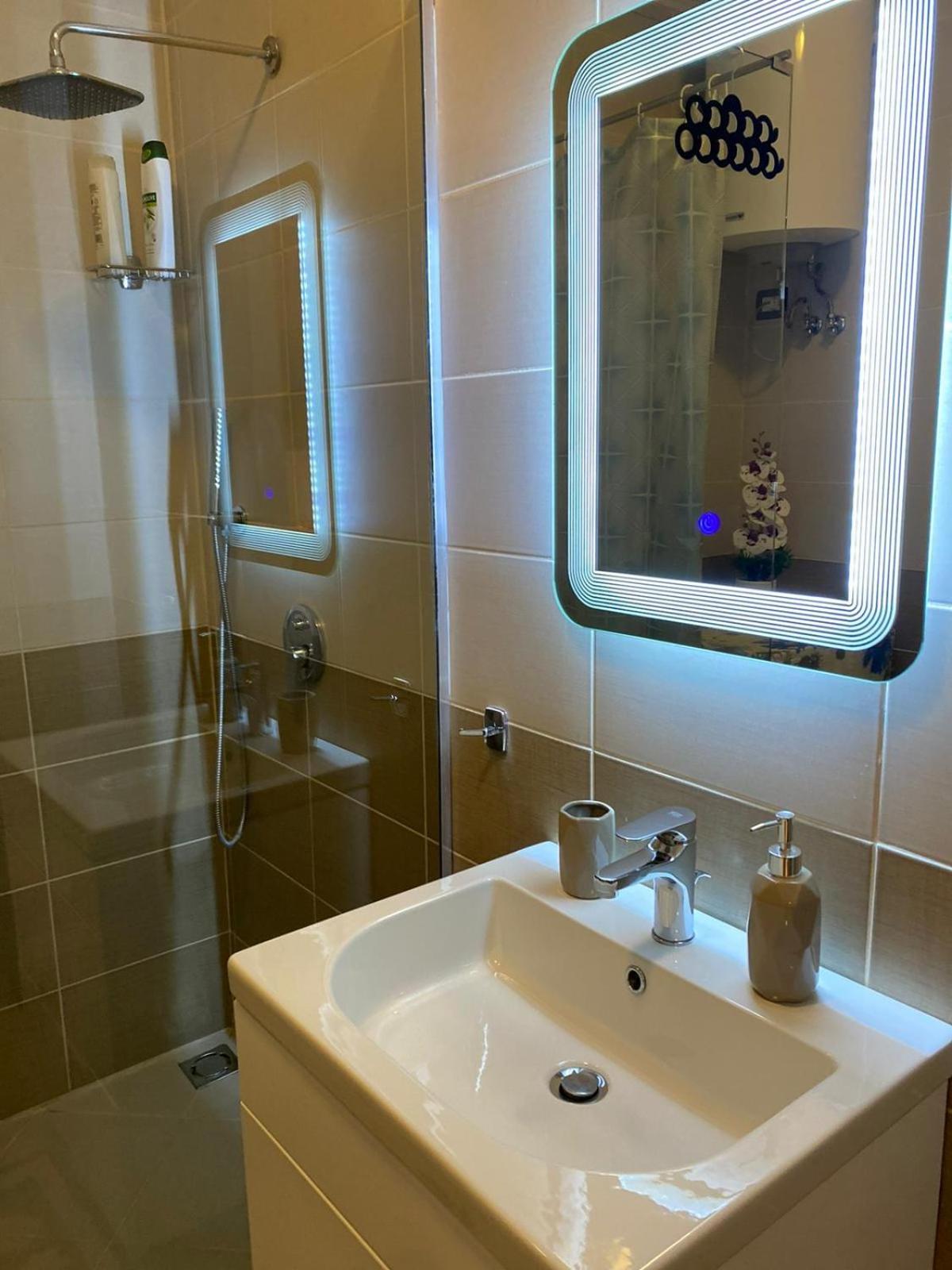 Nemis Apartments In The Centre Of Tirana Four Free Parking Esterno foto